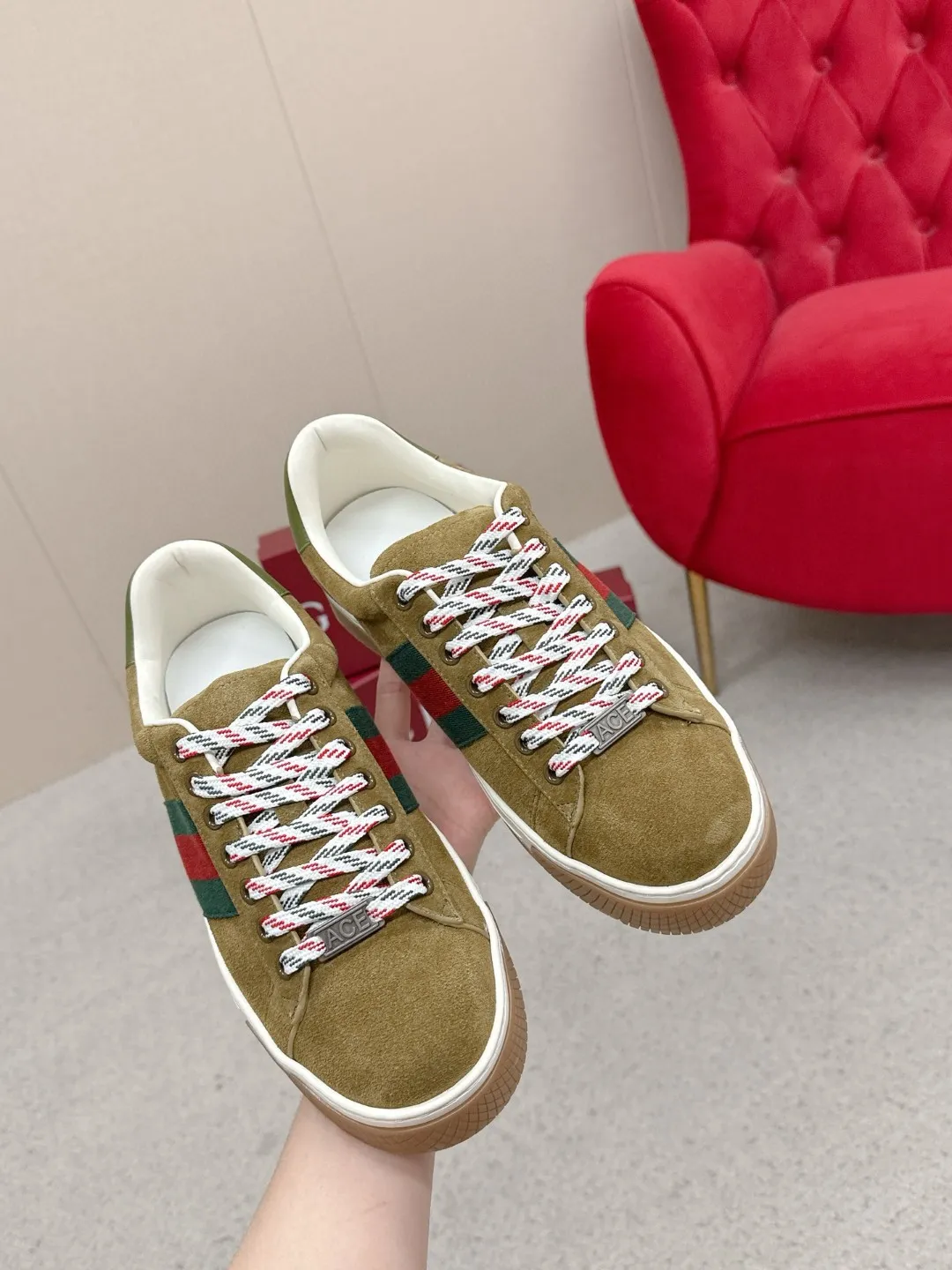 Factory price: 460💰Gucci Gucci's latest ACE series casual sports shoes, the same style as all the stars, classic brown canvas + leather stitching, the red and green stripes on the side are very recognizable. Perfect shoe last, perfect for daily casual wear, super beautiful and comfortable on the feet, a must-have for fashionistas 💯 ☑️Material: Original customized imported first-layer cowhide ☑️Inner lining: Customized imported cowhide ☑️Outsole: Original molded non-slip TPU sole ☑️Sole thickness: 2.5cm ☑️Size: Men's 38-44, customized 45